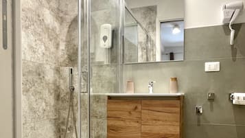 Kahden hengen huone | Kylpyhuone | Suihku, hiustenkuivaaja, pyyhkeet, saippua