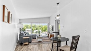 Leilighet, balkong | Oppholdsrom