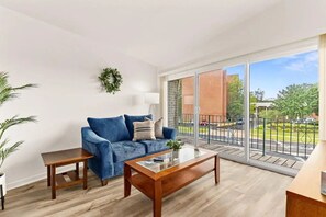 Apartment, Balcony | Living area