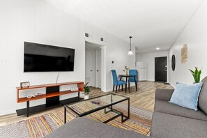 Apartment, Balkon | Wohnzimmer