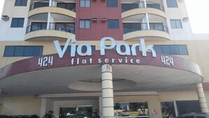 A building with a sign reading "Via Park flat service" and the number 424. - Flat Aconchegante  (Campos)
