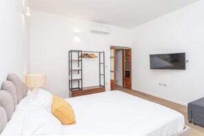 2 chambres, fer et planche à repasser, Wi-Fi, draps fournis