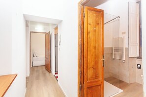 Sèche-cheveux, serviettes fournies, savon, papier toilette