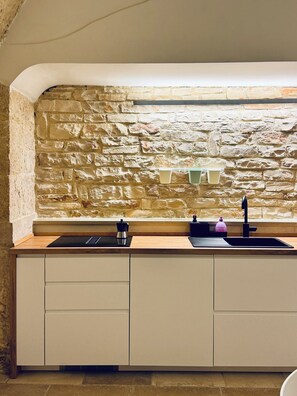 Fridge, stovetop, coffee/tea maker, electric kettle - The Great Aunt's Warehouse - Typical House (Corato)