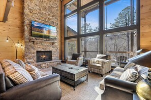 Televisión, chimenea, videojuegos, mesa de ping pong