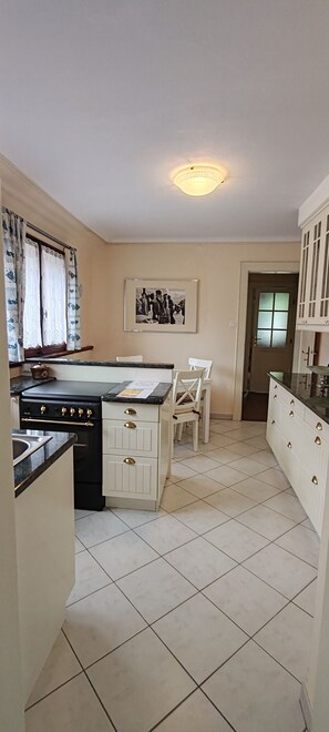 Réfrigérateur, four, plaque de cuisson, lave-vaisselle
