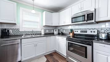 Kylskåp, mikrovågsugn, ugn och spishäll