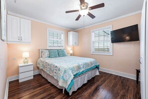 2 bedrooms, free WiFi, bed sheets, wheelchair access - Handicap Accessible-Vacation Rental in Sargent with Screened-In Porch (Sargent)