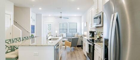 Kylskåp, mikrovågsugn, ugn och spishäll