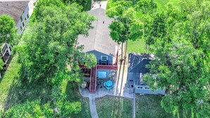 Il s’agit d’une propriété résidentielle comprenant une maison à deux étages, un patio couvert et une cour clôturée.