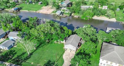 Unwind and Fish: Caney Creek Retreat with Prime Fishing Access