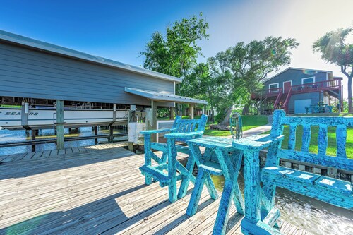Unwind and Fish: Caney Creek Retreat with Prime Fishing Access