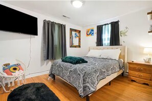 3 bedrooms, desk, iron/ironing board, travel cot