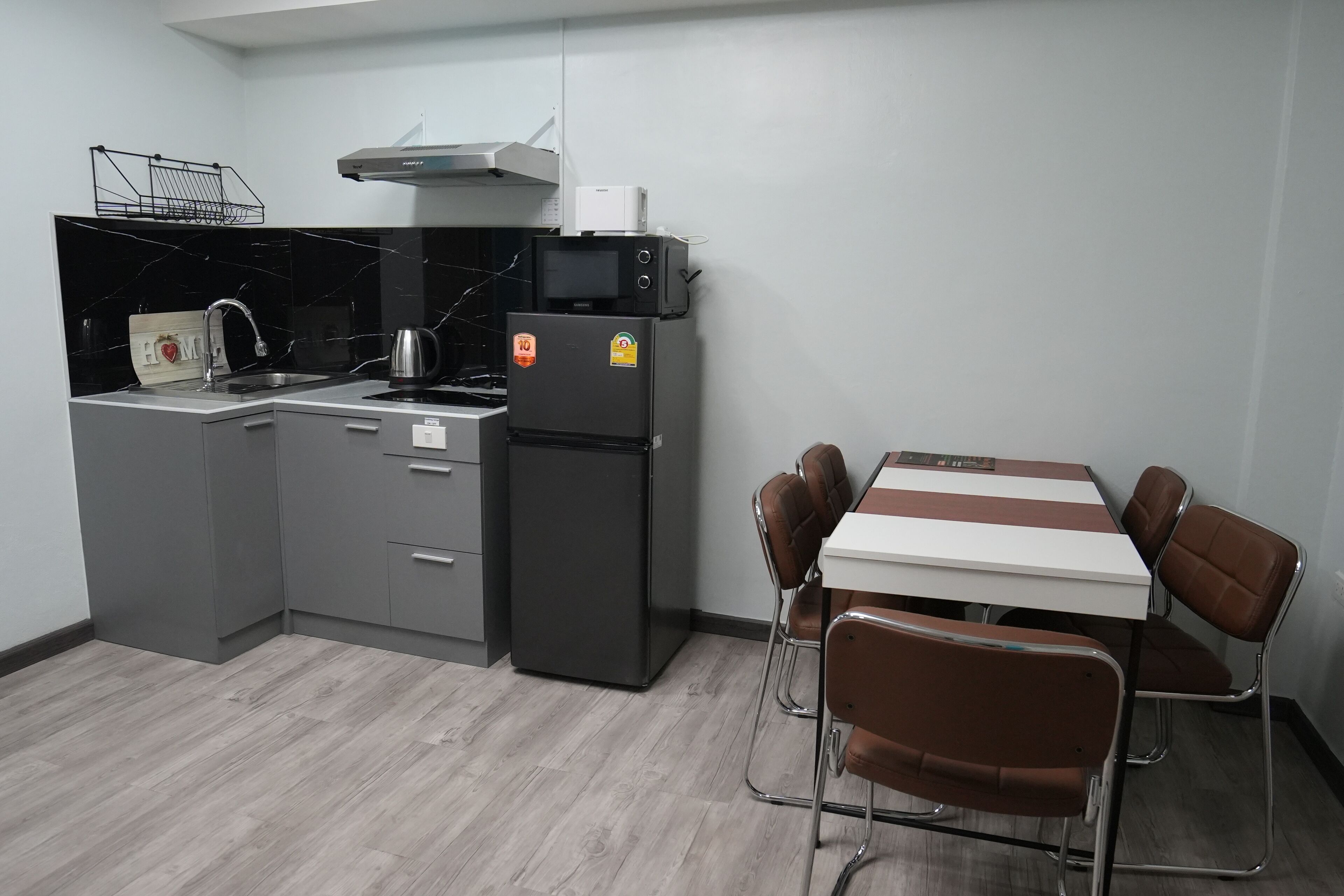 Kjøleskap, mikrobølgeovn, kokeplater og vannkoker