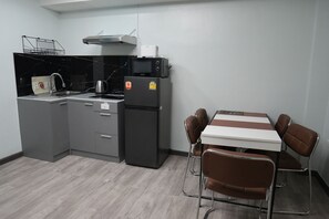 Fridge, microwave, stovetop, electric kettle