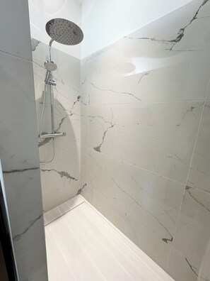 Douche, sèche-cheveux, serviettes fournies, papier toilette