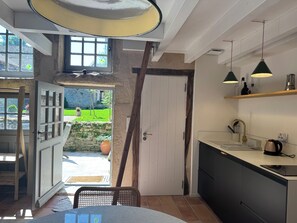 Fridge, microwave, oven, stovetop - La Tour Chapaize - Maison de charme de 300m2 avec piscine. (CHAPAIZE)