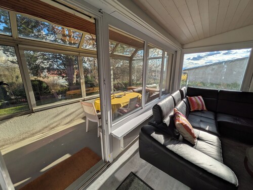 Charming Renovated Villa with Lush Garden & Hot Tub , La Neuveville, Switzerland