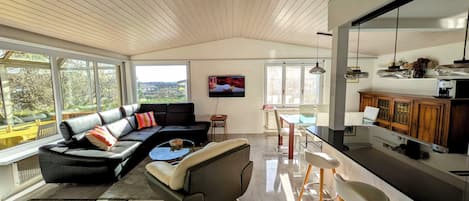 Smart TV, fireplace