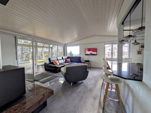 Charming Renovated Villa with Lush Garden & Hot Tub , La Neuveville, Switzerland