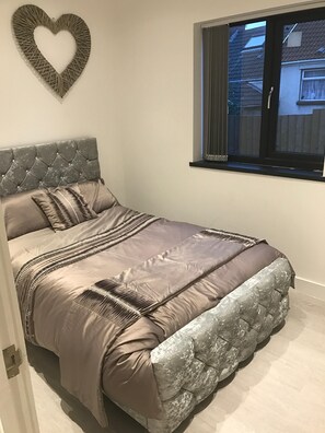 2 bedrooms, free WiFi, bed sheets - Charming 2-bed Flat in Swansea (Swansea)
