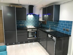 Réfrigérateur, micro-ondes, four, bouilloire électrique