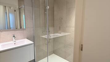 Chambre Confort avec lits jumeaux | Salle de bain | Douche, articles de toilette gratuits, sèche-cheveux