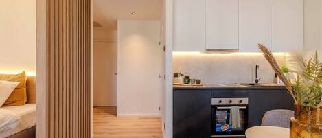 舒適雙人房, 城市景觀 | 起居區 | 22-吋平面電視,提供衛星頻道