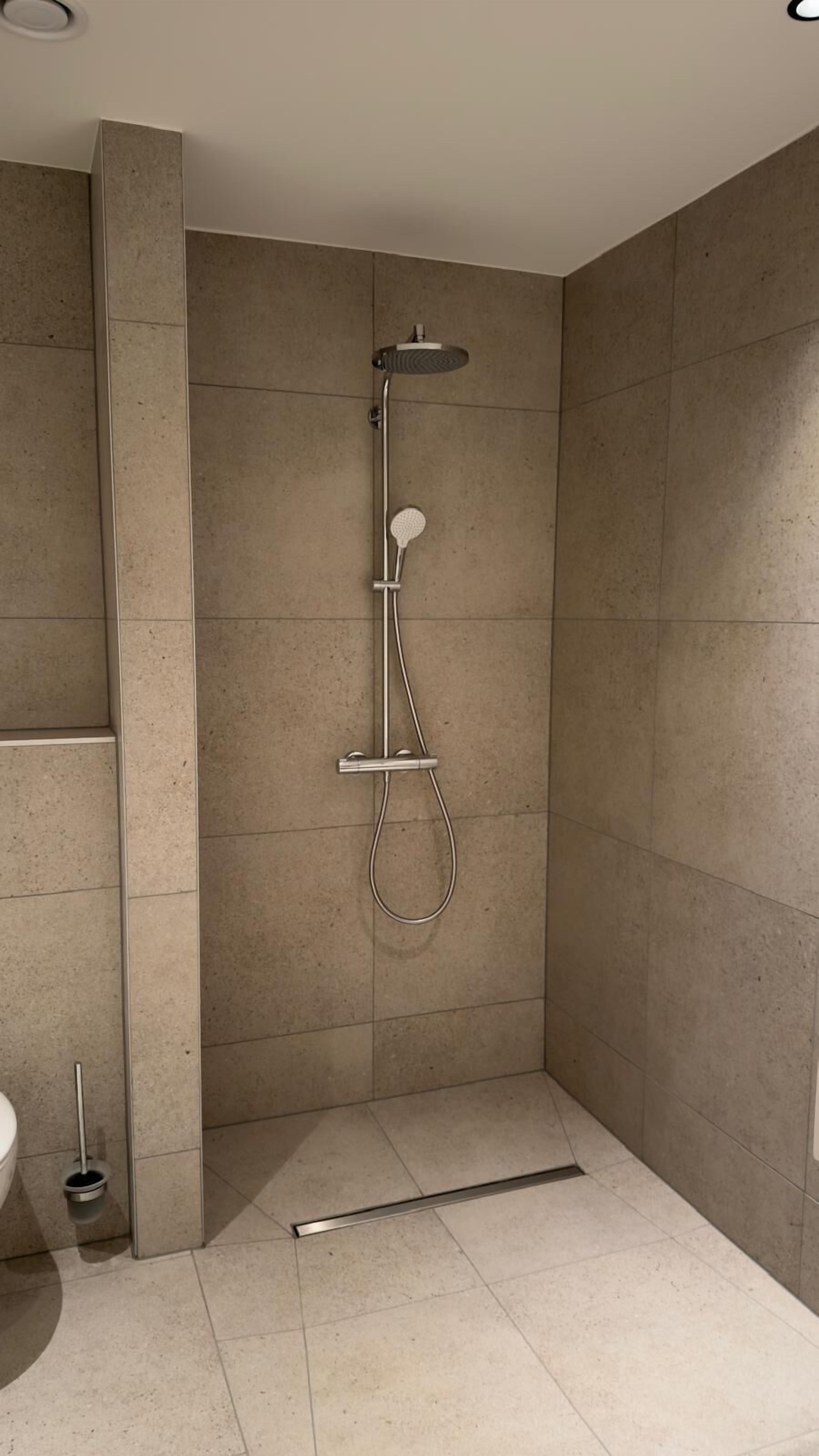 Doppia Deluxe, 1 letto queen | Bagno | Doccia, set di cortesia gratuito, asciugacapelli, asciugamani