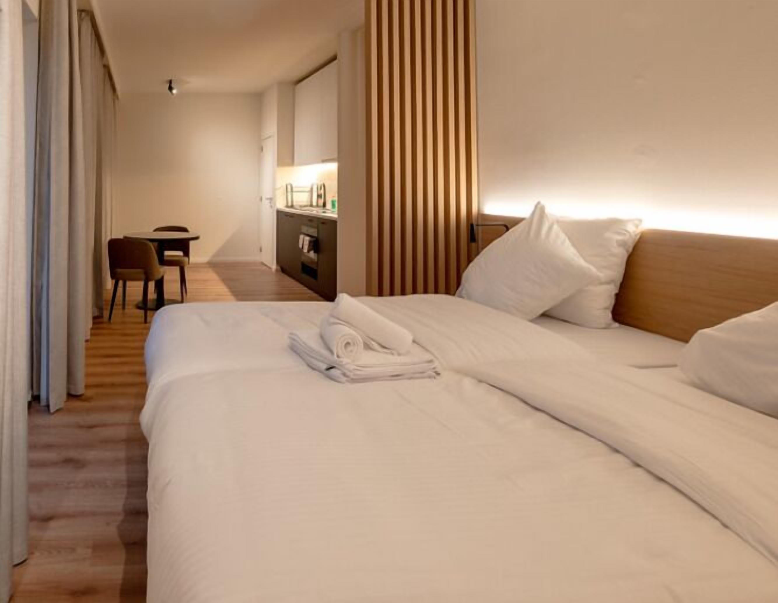 Deluxe Twin Room | Desk, laptop workspace, free WiFi, bed sheets