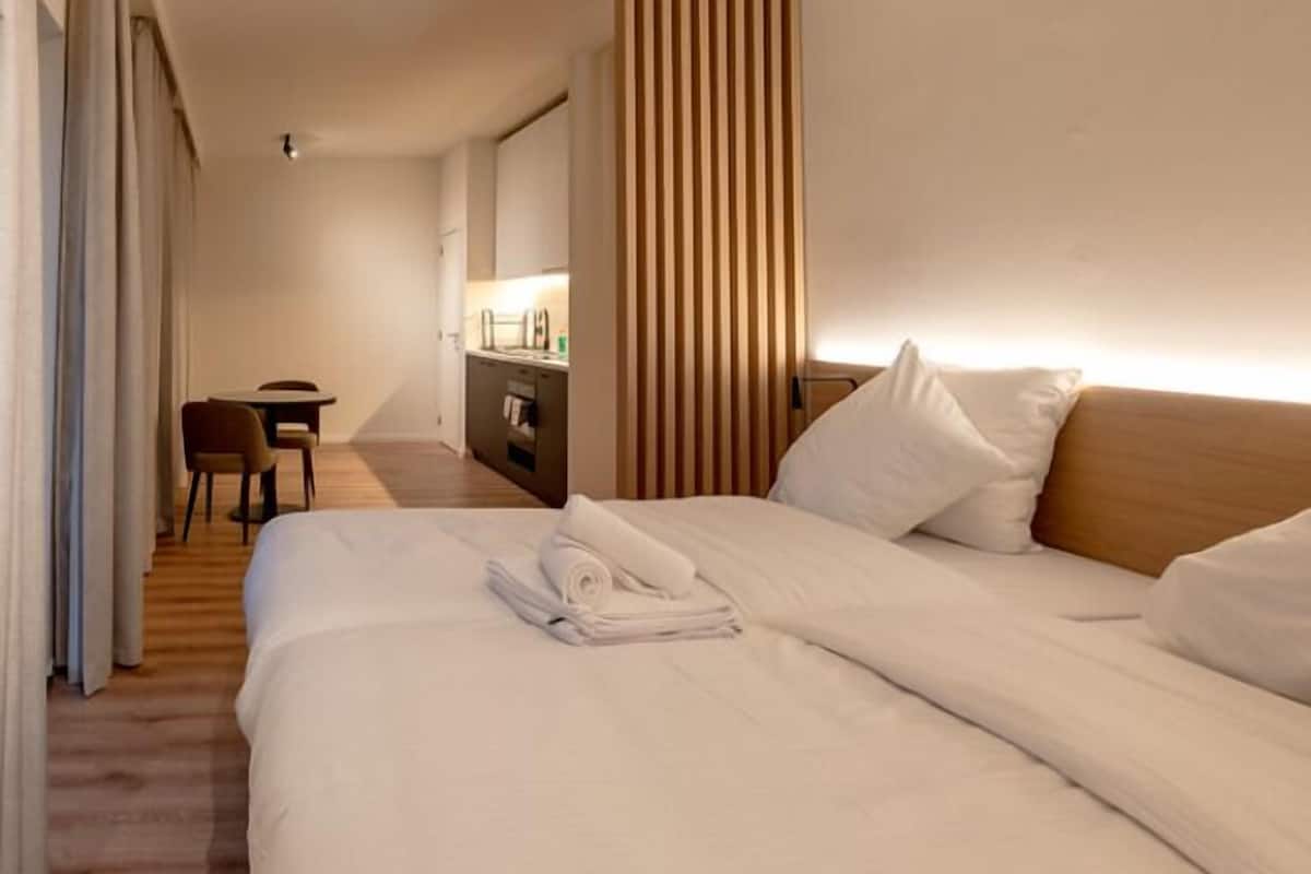 مكتب ومساحة عمل للكمبيوتر المحمول وواي فاي مجانًا وملاءات أسرّة