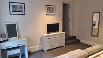 Room, 1 Bedroom, Accessible, Smoking | Living room | Books