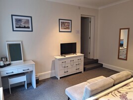 Room, 1 Bedroom, Accessible, Smoking | Living room | Books