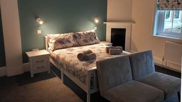 Room, 1 Bedroom, Accessible, Smoking | Living room | Books
