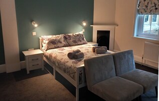 Room, 1 Bedroom, Accessible, Smoking | Living room | Books