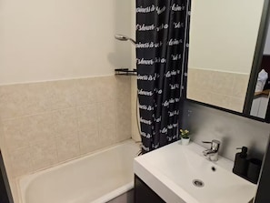Sèche-cheveux, savon, papier toilette