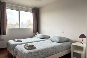 3 habitaciones, tabla de planchar con plancha, wifi y ropa de cama 