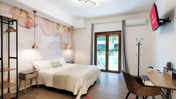 Dreibettzimmer | Zimmersafe, Schreibtisch, schallisolierte Zimmer, Bügeleisen/Bügelbrett