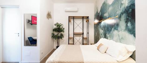 Værelse til 4 personer | Pengeskab på værelset, skrivebord, lydisolering, strygejern/strygebræt