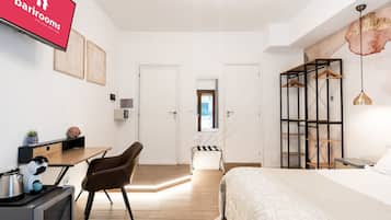 Triple Room | In-room safe, desk, soundproofing, iron/ironing board