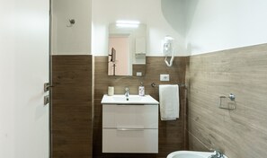 Habitación cuádruple | Baño | Ducha, secador de pelo, toallas y jabón