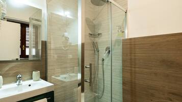 Doppelzimmer | Badezimmer | Dusche, Haartrockner, Handtücher, Seife