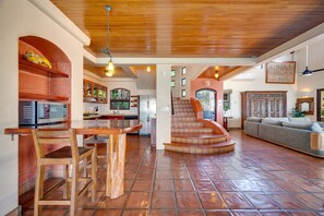 15 bedrooms - Luxury Villa: Hot Tub: Ocean Views: Fully Staffed (Tamarindo)