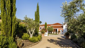 A villa with a gravel driveway, surrounded by various trees and shrubs. - Grandola Mountain Paradise by Cadenzalux (Grandola)