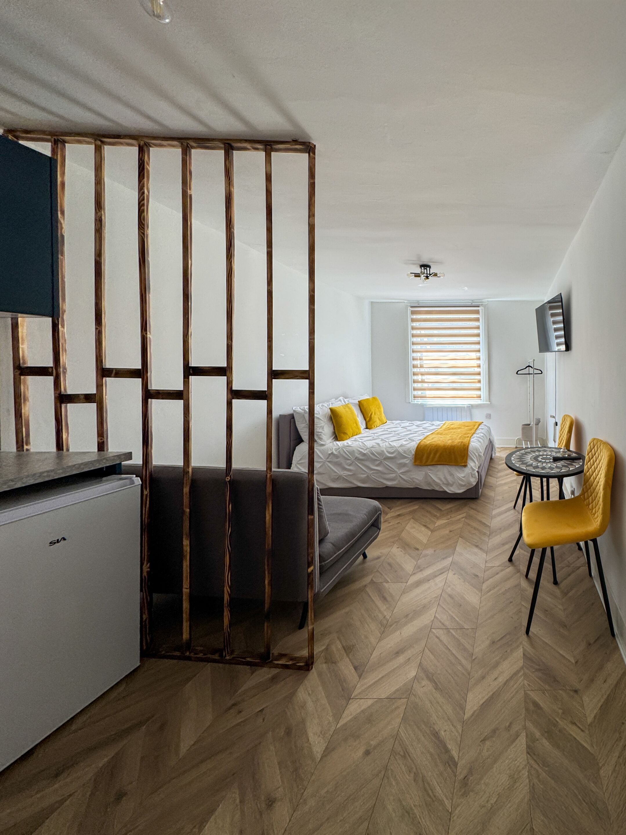 Con stile personalizzato, con arredamento individuale, una scrivania