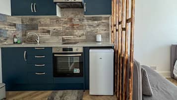 Refrigerador, parrilla de estufa y utensilios de cocina