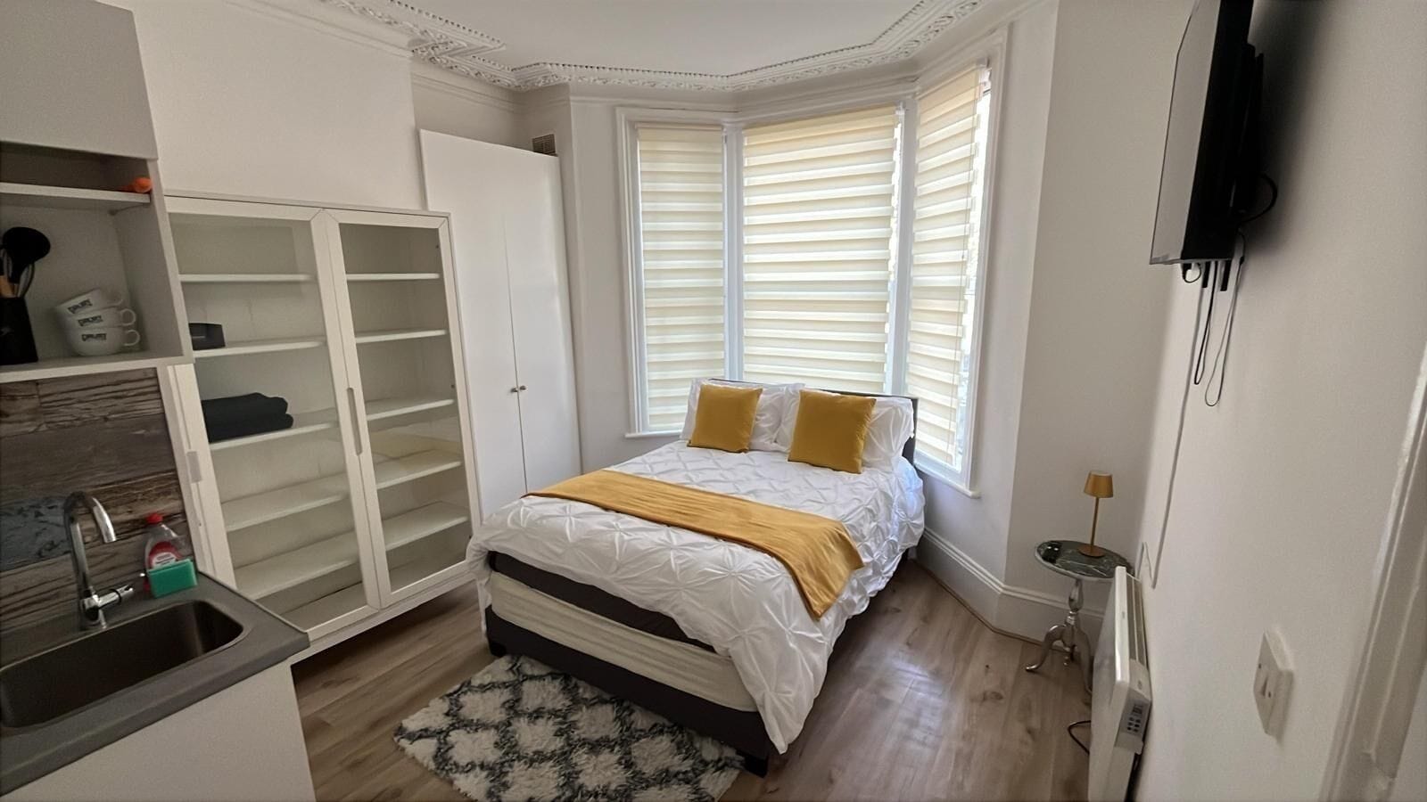 Individueel gedecoreerd, individueel gemeubileerd, een bureau