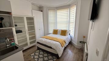 Decoración personalizada, muebles diferentes, escritorio y wifi gratis