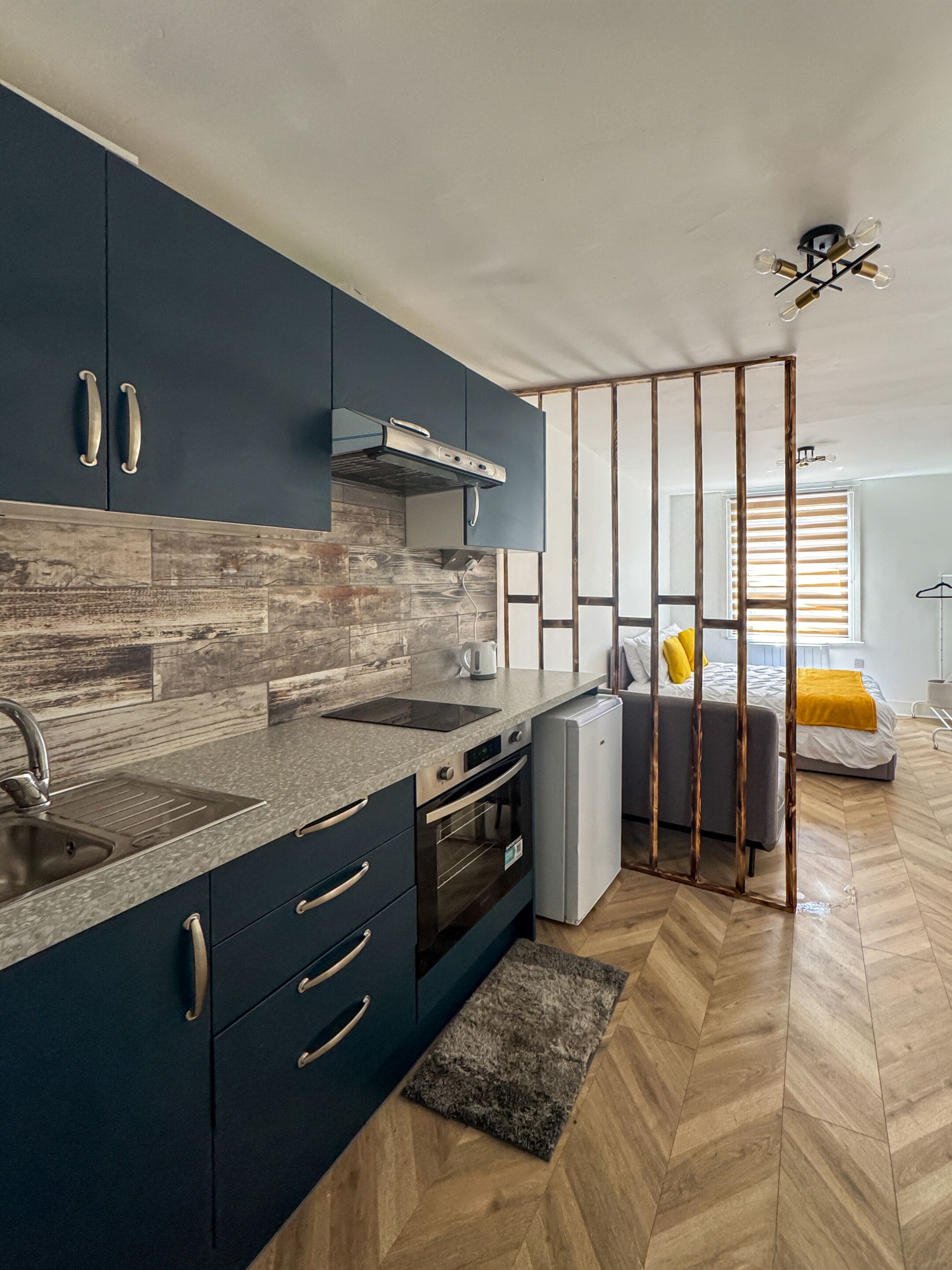 Frigorifero, piano cottura, pentole/stoviglie/utensili