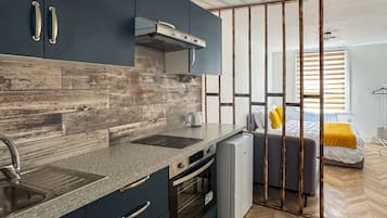 Refrigerador, parrilla de estufa y utensilios de cocina